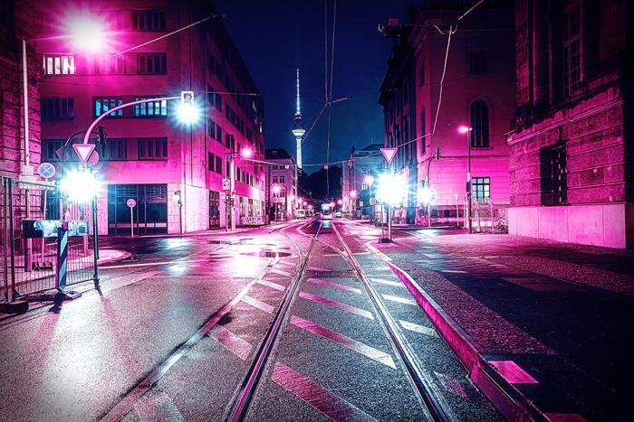 Selbstklebende Fensterfolie – Straße in Berlin bei Nacht