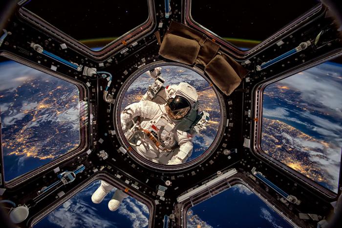 Fototapete Astronaut vor einer Raumstation