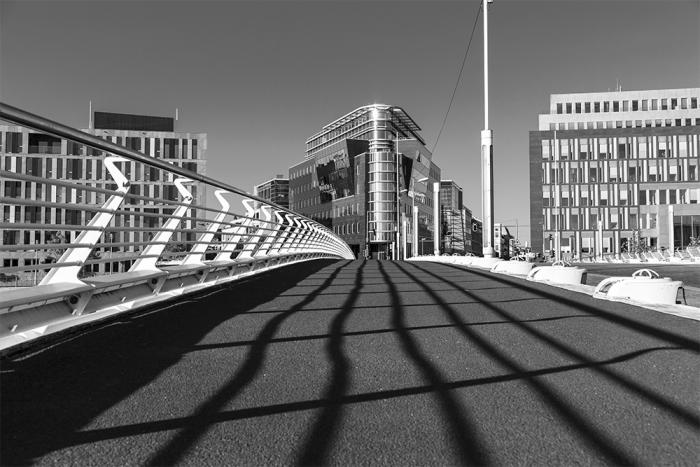 Fototapete Schatten einer Brücke oder Architektur in Berlin