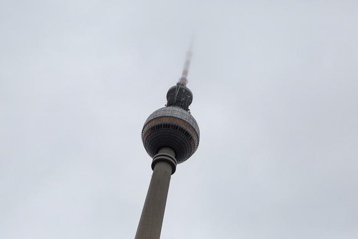 Fototapete der Fernsehturm von Berlin im Nebel