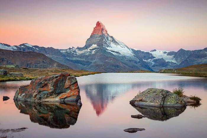 Fototapete das Matterhorn in der Schweiz in der Dämmerung