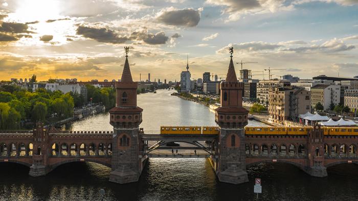 Fototapete Luftbild der Oberbaumbrücke an der Spree in Berlin