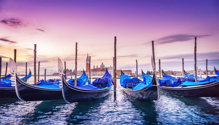 Fototapete Gondeln in Venedig am frühen Morgen