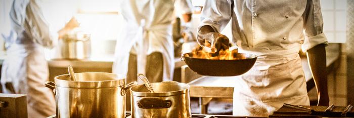 Küchenrückwand Köche kochen in einer Restaurantküche