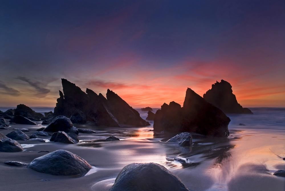 Fototapete Strand mit Felsen am Praia da Adraga in Portugal