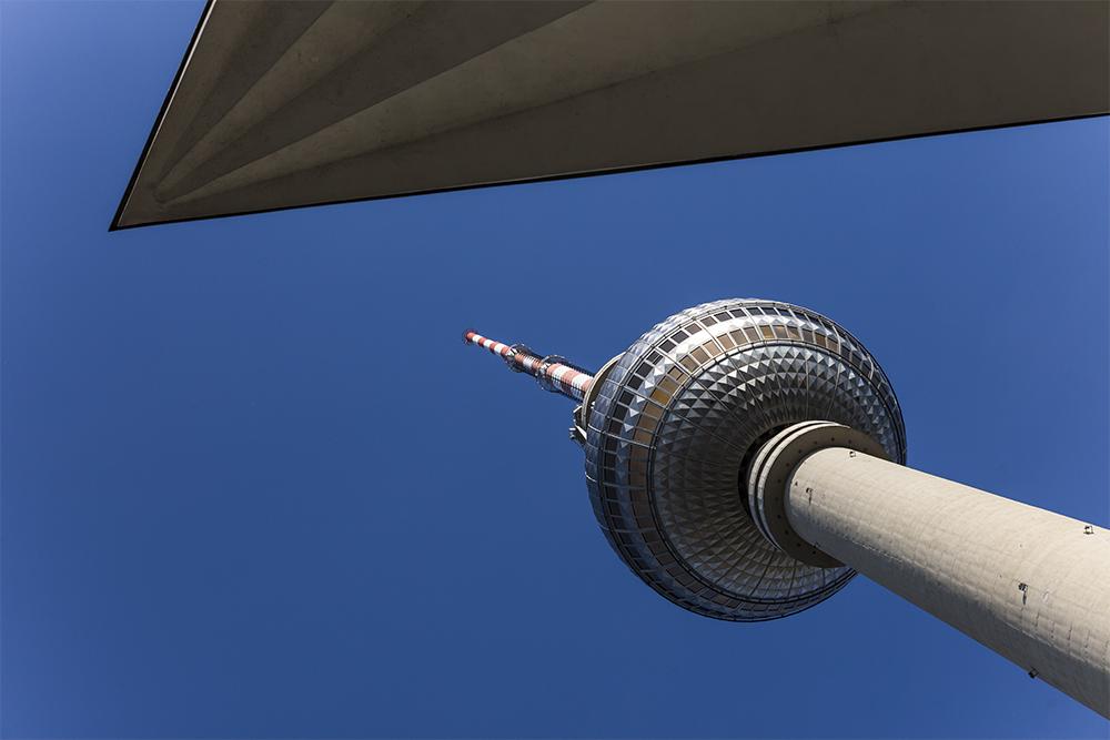 Fototapete Fernsehturm von Berlin vor blauem Himmel