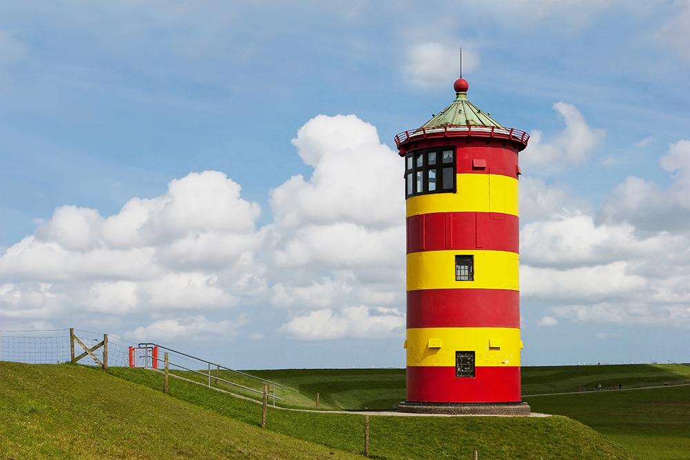 Vlies-Fototapete – Pilsumer Leuchtturm in Ostfriesland