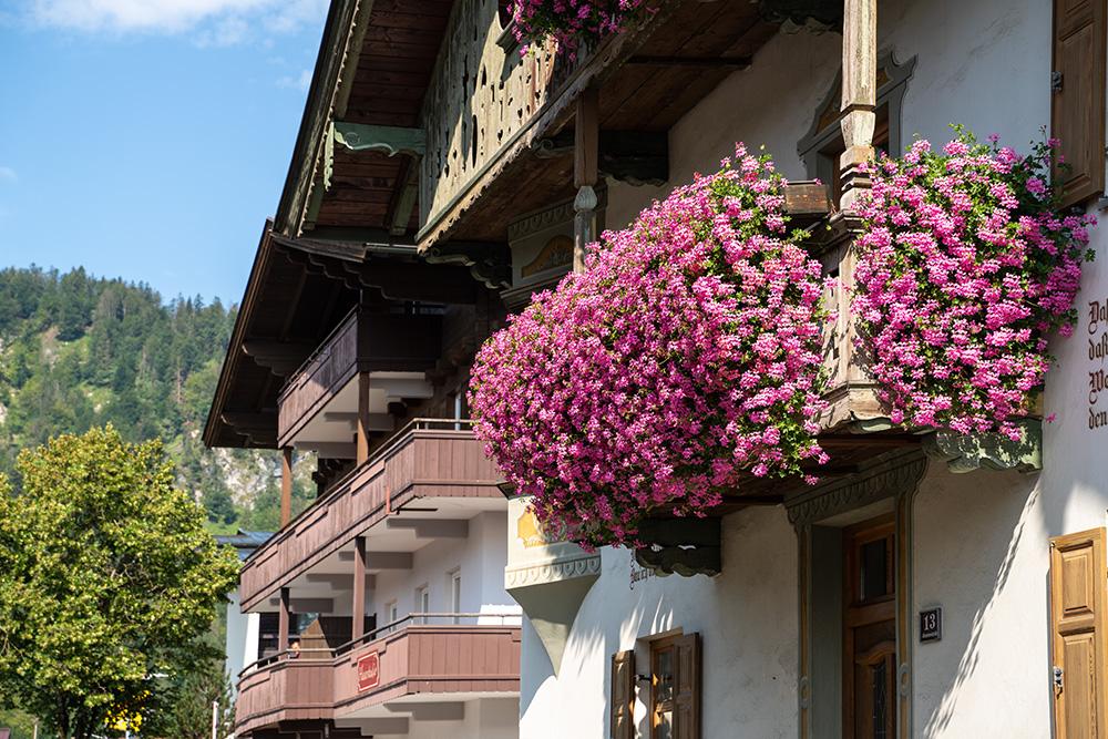 Fototapete Balkonblumen an einem tiroler Haus in Österreich