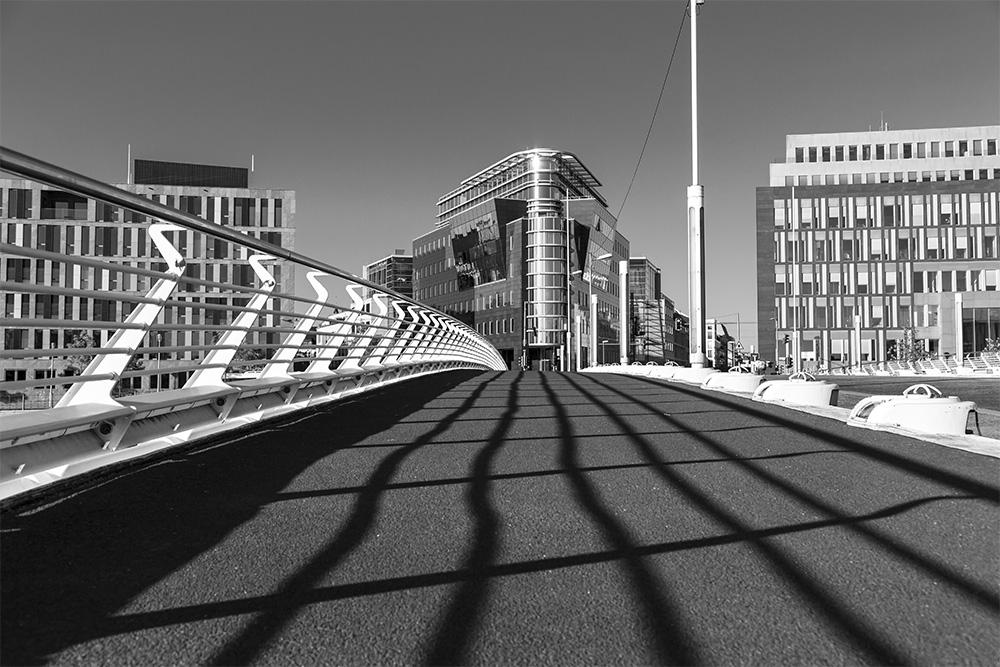 Fototapete Schatten einer Brücke oder Architektur in Berlin