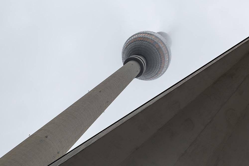 Fototapete der Berliner Fernsehturm im Nebel