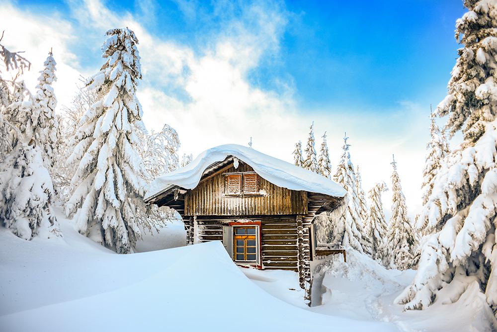 Fototapete Holzhütte in Schnee in den Bergen