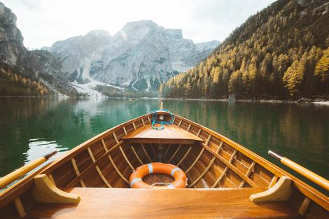 Fototapete Bootsfahrt auf einem See in den Alpen