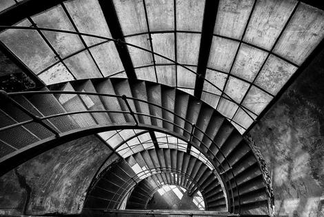 Fototapete alte Wendeltreppe im alten Gebäude