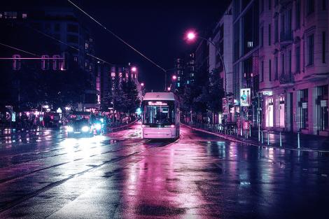 Fototapete Tram in Berlin im blauviolettem Look