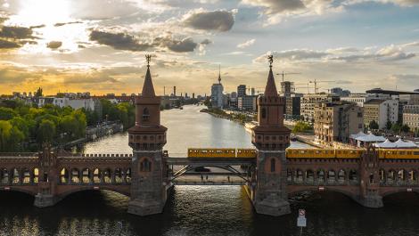 Fototapete Luftbild der Oberbaumbrücke an der Spree in Berlin