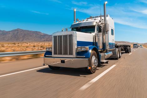 Fototapete amerikanischer Truck auf dem Highway