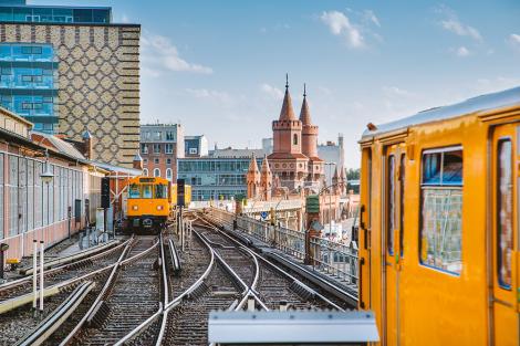 Fototapete U-Bahn an der Oberbaumbrücke in Berlin