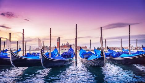 Fototapete Gondeln in Venedig am frühen Morgen