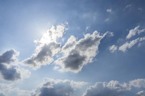 Fototapete Sonnenstrahlen hinter Wolken