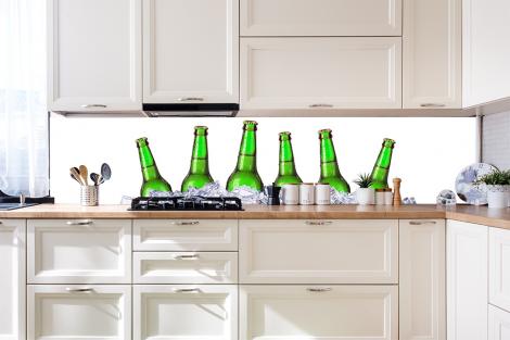 Küchenrückwand mit Bierflaschen auf Eis