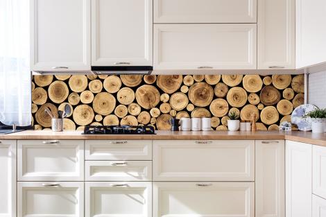 Küchenrückwand mit gestapeltem Holz